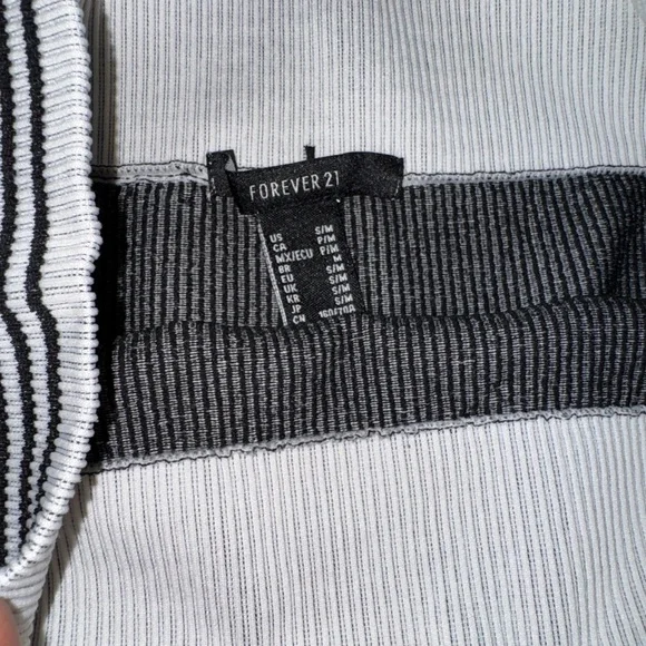 Forever 21- SEAMLESS RIBBED KNIT LEGGINGS-WHITE & BLACK STRIPE SIZE S/M - Picture 3 of 8